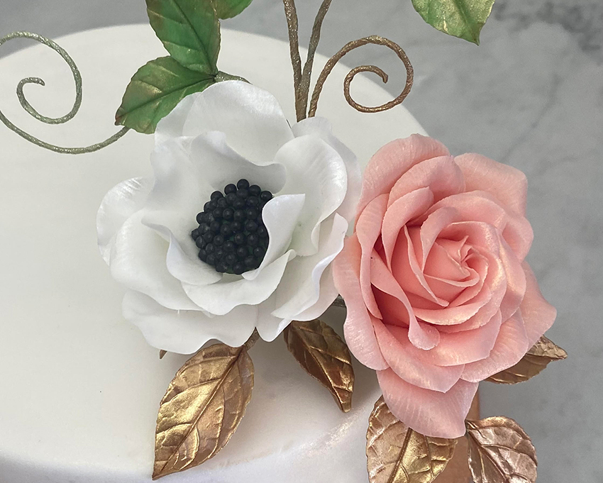 brollopstarta-med-sockerblommor